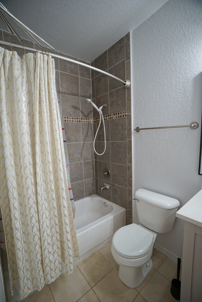 Building Photo - 1-Bed, 1-Bath Condo in South Tampa