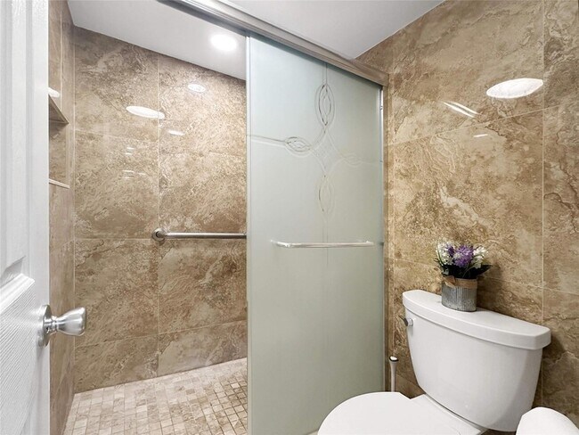 Building Photo - 3505 Oaks Way