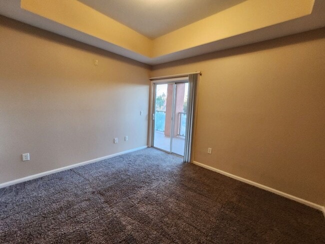 Building Photo - Great Park Ave Condo Unit!