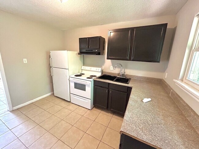 Building Photo - 3902 Buttercup Dr SW