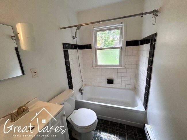 Building Photo - Cozy 2 Bedroom 1 Bathroom now available fo...