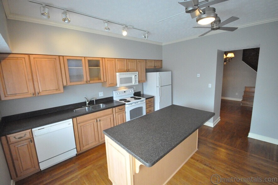 Building Photo - 820 Summit St