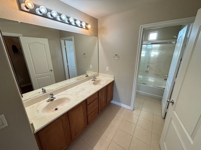 Building Photo - Spacious 4BED/3BATH Home Located in North Las Vegas Enjoy Rent-Free Holidays!