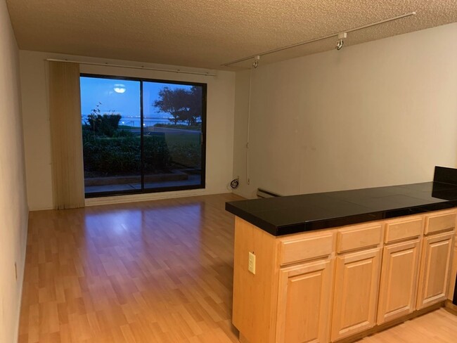 Building Photo - One Bedroom Condo Available in Watergate C...