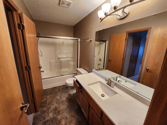Building Photo - updated 2 bed townhouse under 2k per month in Burnsville! Open concept, master bed w/attached bat...
