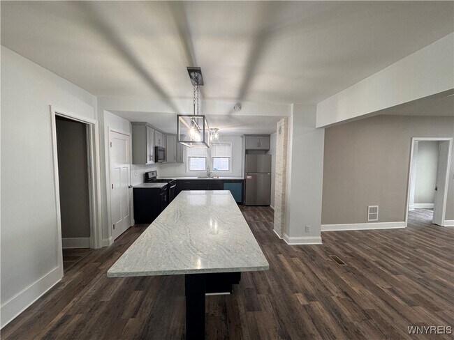 Building Photo - 1133 Hertel Ave