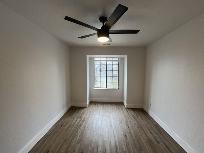 Building Photo - 3 bedroom, 3 bathroom home in the heart of Elk Grove