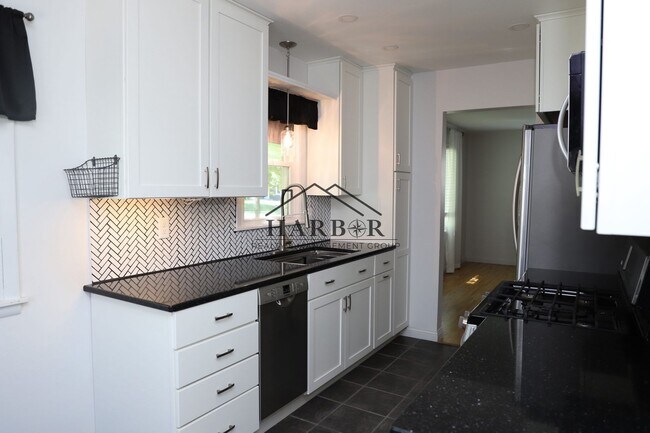 Building Photo - 406 18th Ave SW
