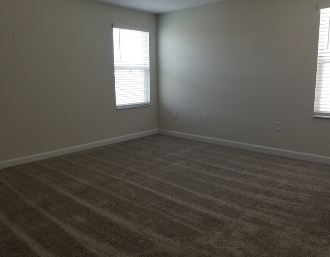 Building Photo - Spacious Oaks at Moss Park Home!
