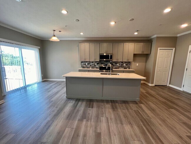Building Photo - 2105 Canterbury Dr