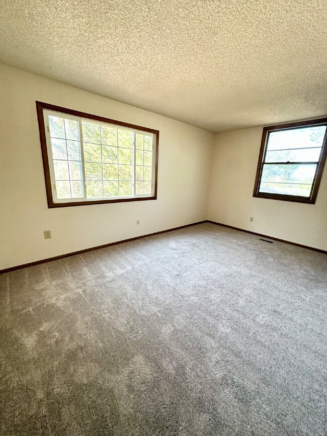 Building Photo - "Spacious 4-Bedroom Retreat with 2.5 Baths...