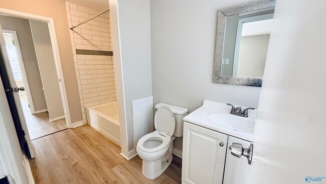 Building Photo - 2004 Chambers Dr NE