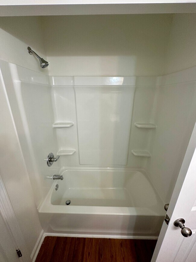 Building Photo - 2 BEDROOM/ 1.5 BATHROOM TOWNHOME-WALKING D...