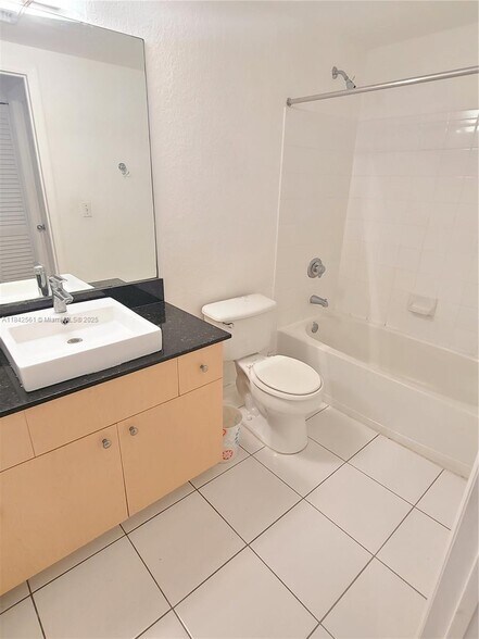 Building Photo - 2541 Centergate Dr