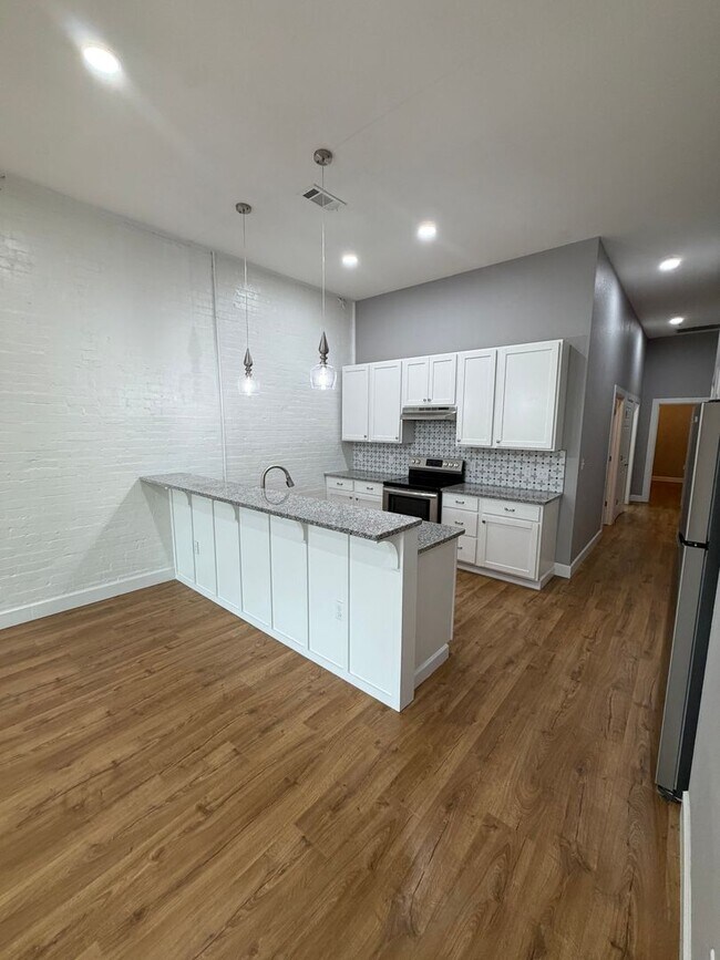 Building Photo - 616 Main St