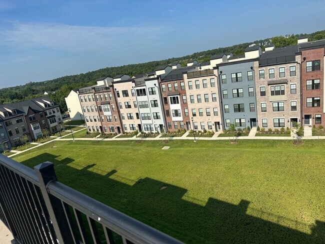 Building Photo - For Rent: Luxurious Short Pump Condo at Ga...