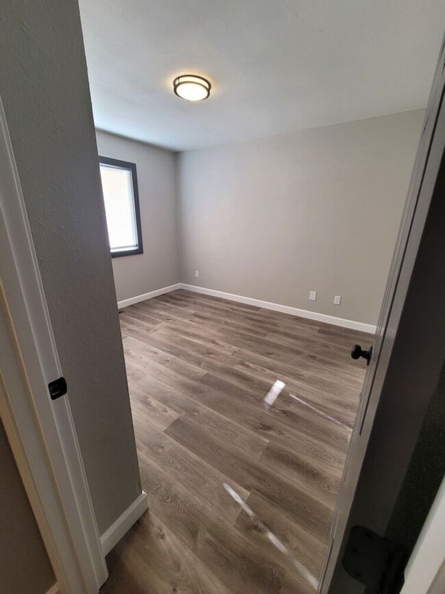 Building Photo - Remodeled 2 bathroom Townhouse on Sunset i...