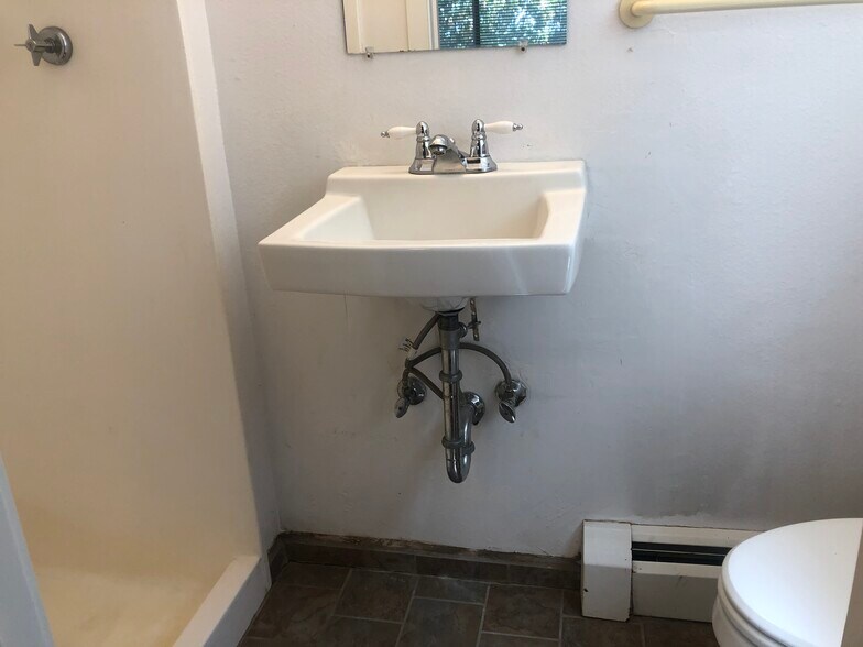 Building Photo - 1265 NE Hillside Dr