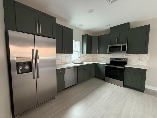 Building Photo - 323 S Kroeger St
