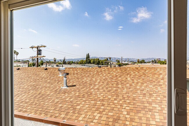 Building Photo - 2055 S Garth Ave