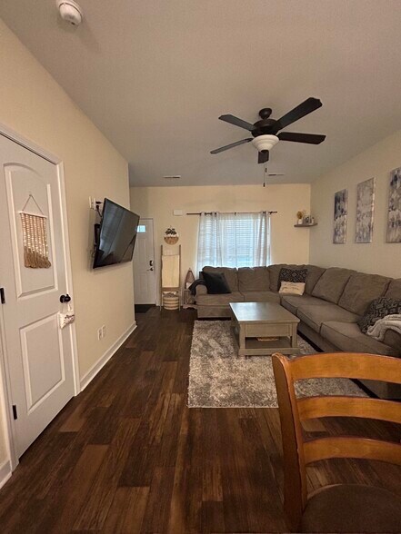 Living room - 408 Justice Farm Dr