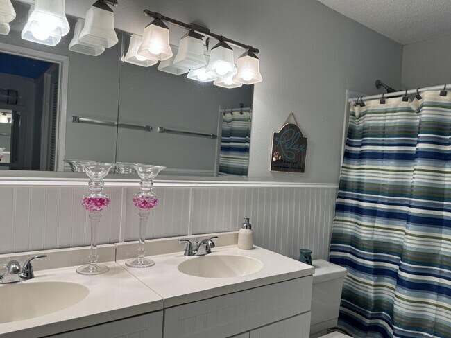 Building Photo - 1310 NE 14th Ct