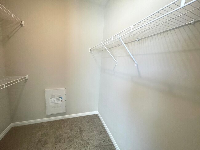 Building Photo - 300 Willow Grv Wy