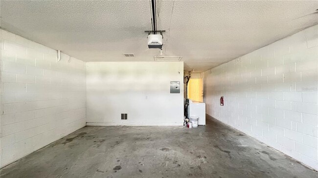Building Photo - 1547 Oak Hill Trail