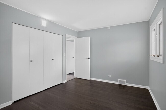 Building Photo - Spacious Stunning 3 BR House in Mount Prospect W/ Office/Playroom on Corner Lot