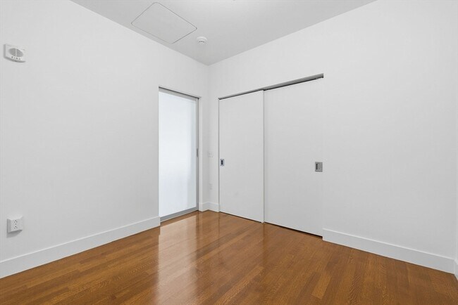 Building Photo - 360 Newbury St