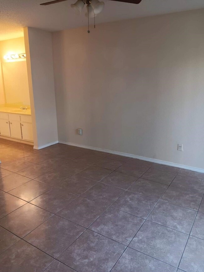 Building Photo - 11941 Bob White Dr