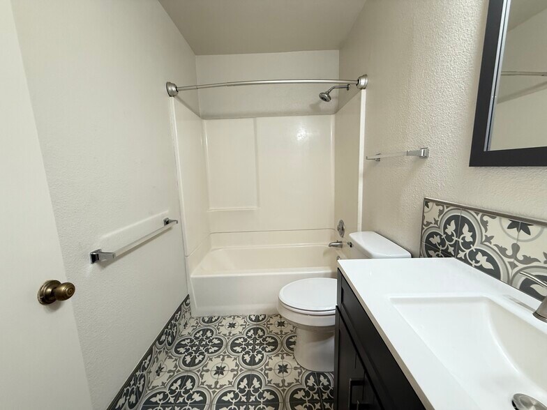 Building Photo - 6158 N Fresno St