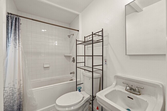 Building Photo - Enjoy Lake Views from This Cozy 1 Bed, 1 Bath Home