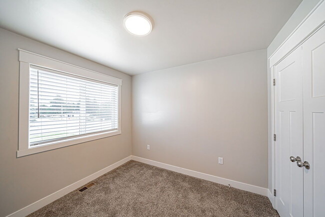 Building Photo - END UNIT TOWNHOME!!