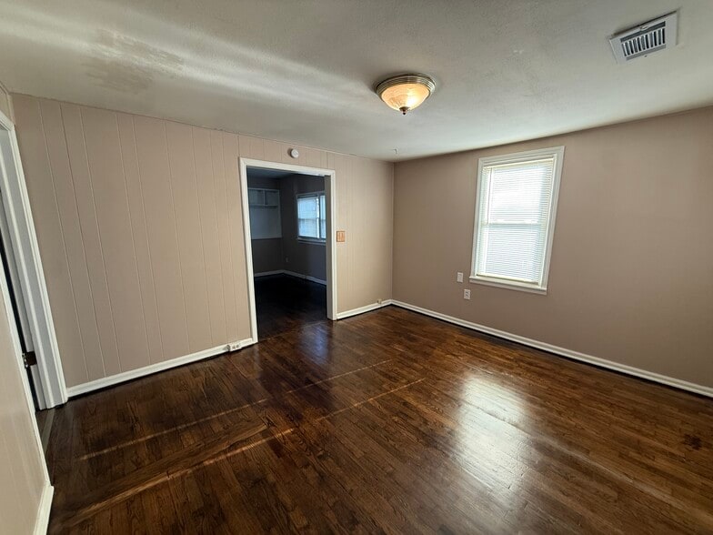 Living room - 821 S Saville Ave