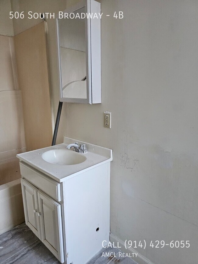 Building Photo - 506 S Broadway