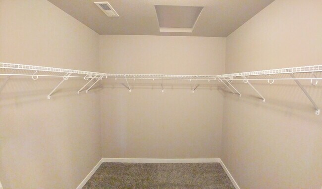 Building Photo - Spacious End Unit - The Townhomes at Bradl...