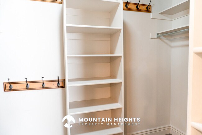 Building Photo - 4071 S Sandpiper Ln