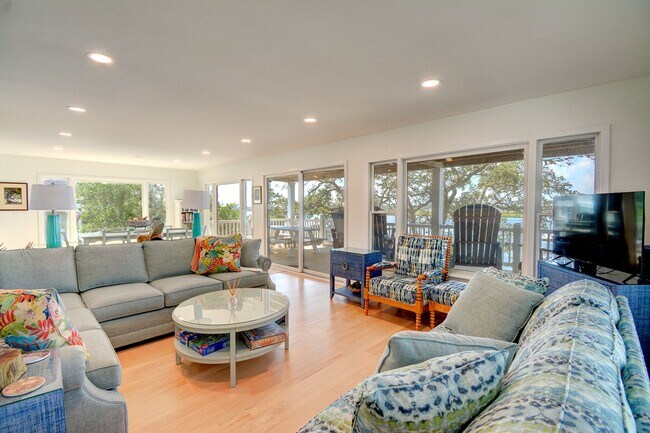 Building Photo - Seasonal Rental: Total Relaxation with Sou...