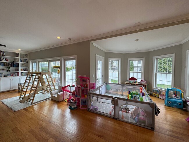 Building Photo - Waltham 3 bed 2.5 Bath