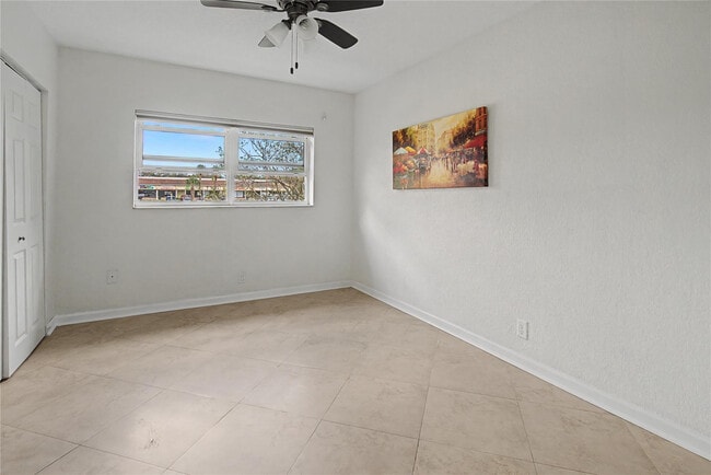 Building Photo - 100 SE 6th Ave