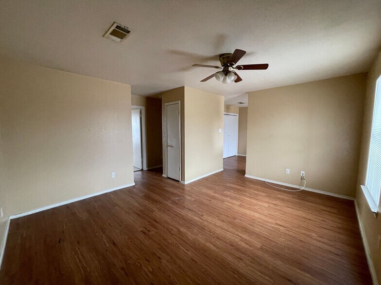 Building Photo - 1603 Cedarhill Dr