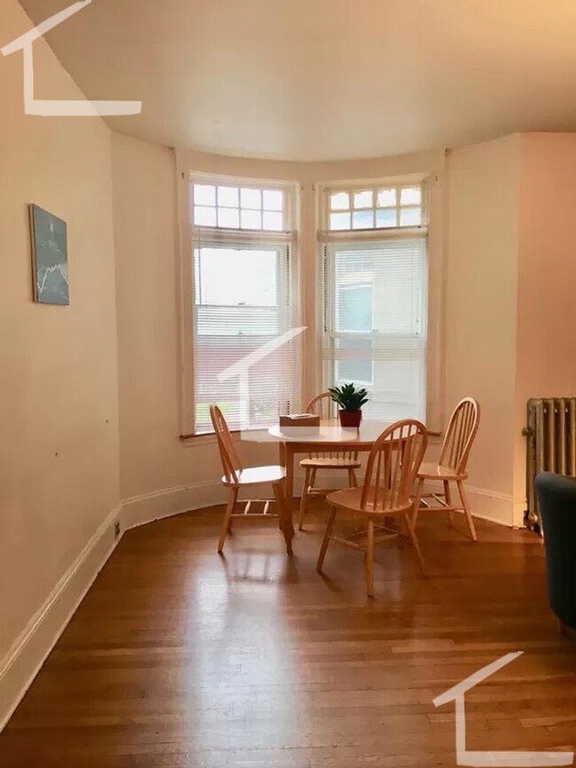 Building Photo - Beautiful 4 bed in Washington Square!