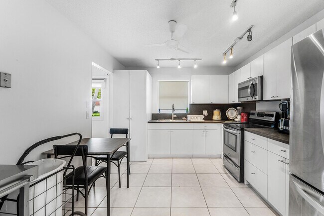 Building Photo - 687 Marlboro Oval