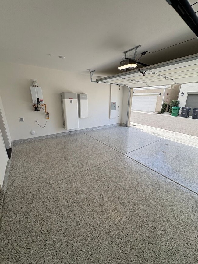 Building Photo - Beautiful Home Bedford Community!