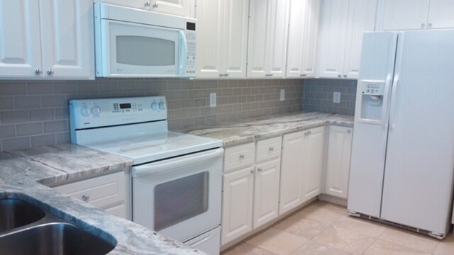 Granite Countertop & Backsplash - 15375 Laughing Gull Ln