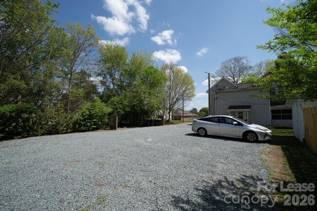 Building Photo - 405 N Main St