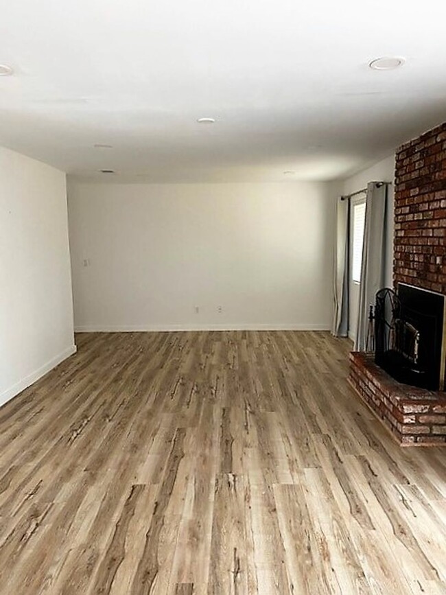 Building Photo - Live in West Redding!!
