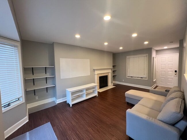 Building Photo - Spacious 2-bedroom, 2-bath condominium offering