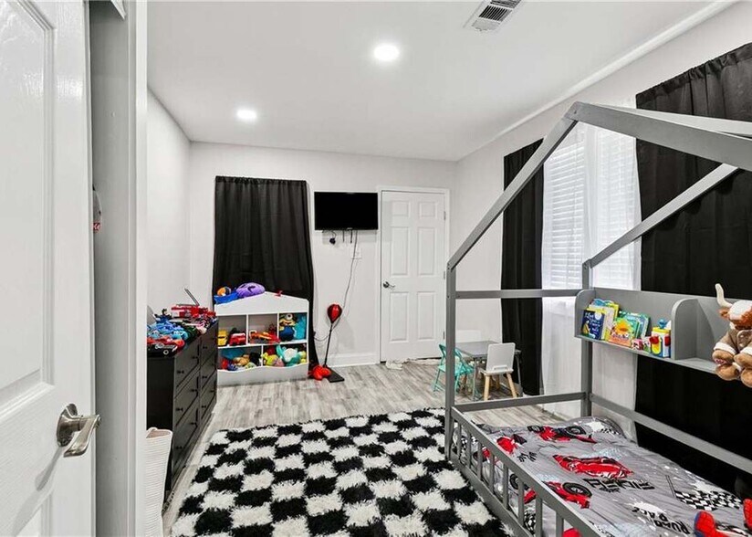 Building Photo - 413 Avenue J